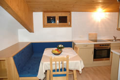 Wohnküche mit Sitzecke und komplett ausgestattete Küche